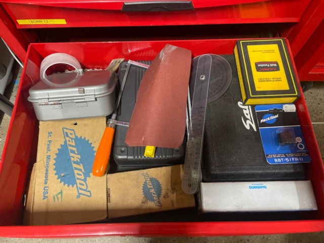 1316817-5 Tool cabinets on wheels 3pcs, full of tools as shown in pictures