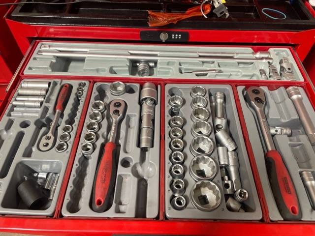 1316817-9 Tool cabinets on wheels 3pcs, full of tools as shown in pictures