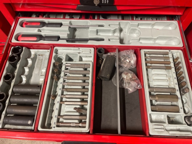 1316817-10 Tool cabinets on wheels 3pcs, full of tools as shown in pictures