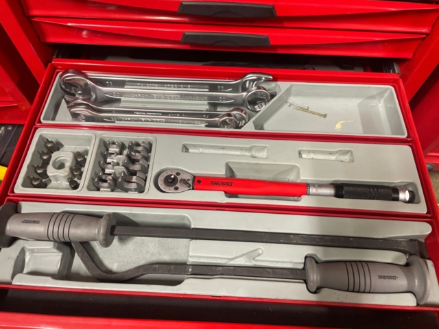 1316817-12 Tool cabinets on wheels 3pcs, full of tools as shown in pictures