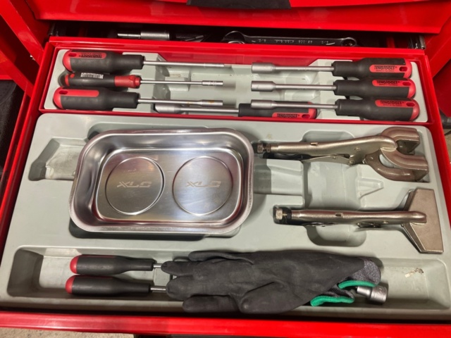 1316817-13 Tool cabinets on wheels 3pcs, full of tools as shown in pictures