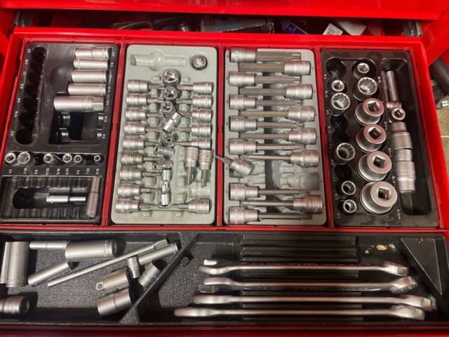 1316817-14 Tool cabinets on wheels 3pcs, full of tools as shown in pictures