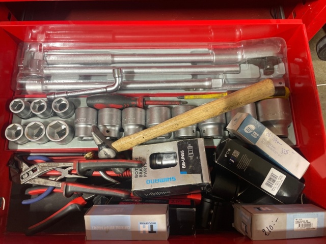 1316817-15 Tool cabinets on wheels 3pcs, full of tools as shown in pictures