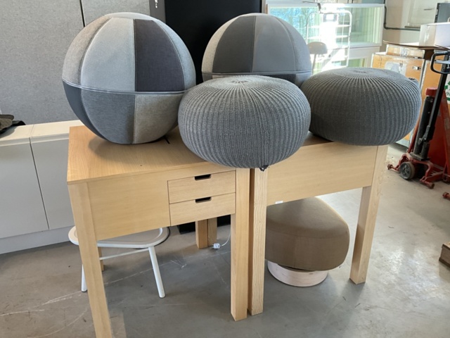 1198322-1 2 tables and 5 poufs