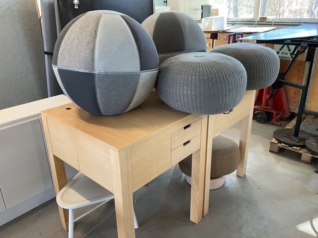 1198322-2 2 tables and 5 poufs