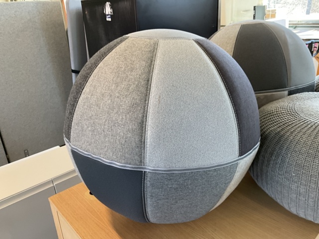 1198322-3 2 tables and 5 poufs