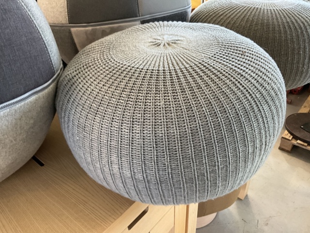 1198322-4 2 tables and 5 poufs