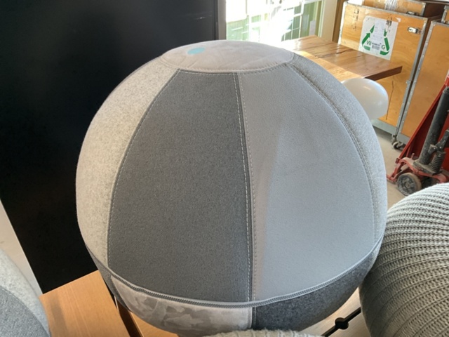 1198322-5 2 tables and 5 poufs