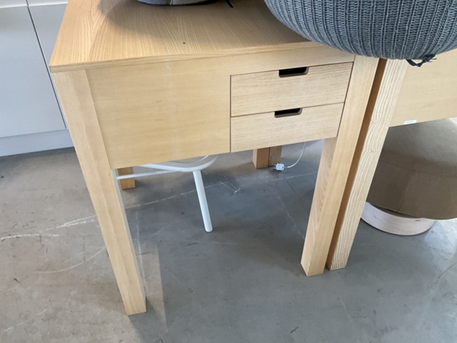 1198322-6 2 tables and 5 poufs