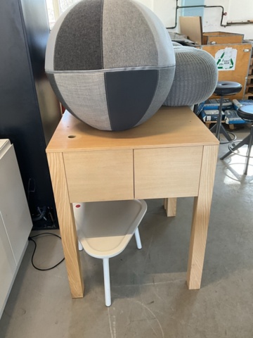 1198322-8 2 tables and 5 poufs