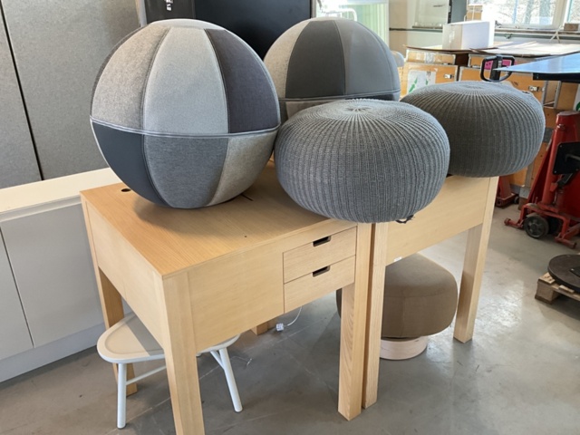 1198322-9 2 tables and 5 poufs