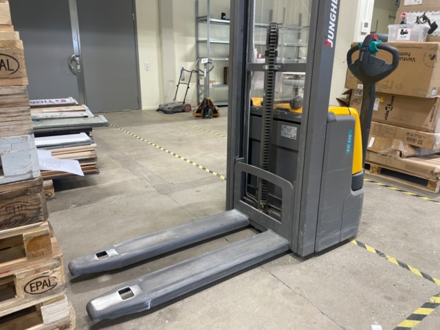 1316838-2 Walking stacker Jungheinrich EJC110