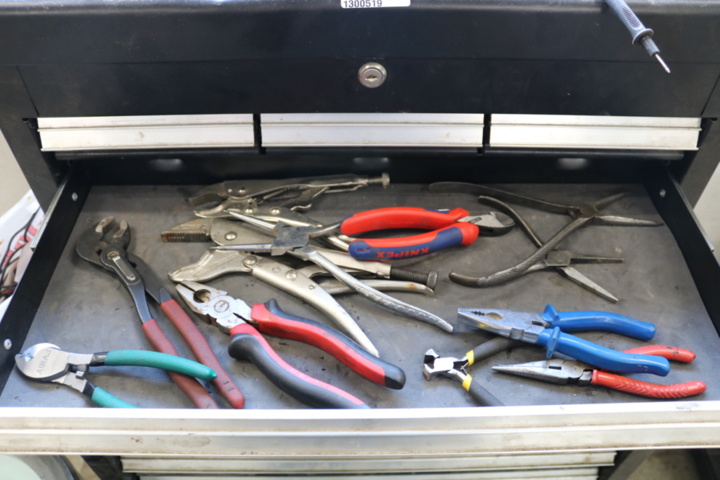 1300519-11 Tool cabinet with contents.
