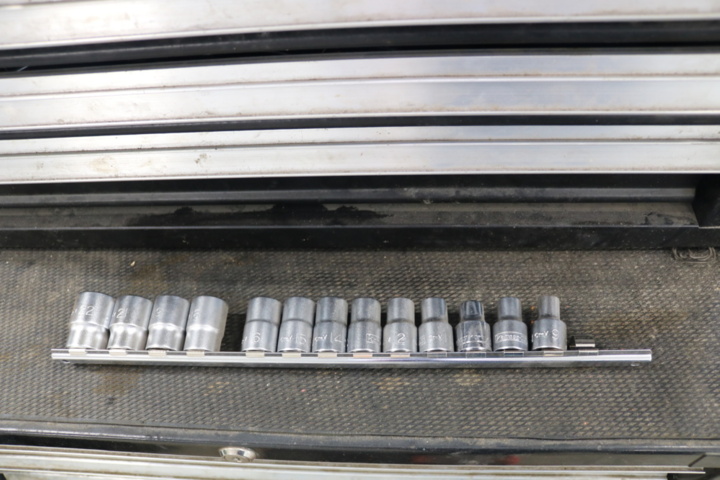 1300519-21 Tool cabinet with contents.