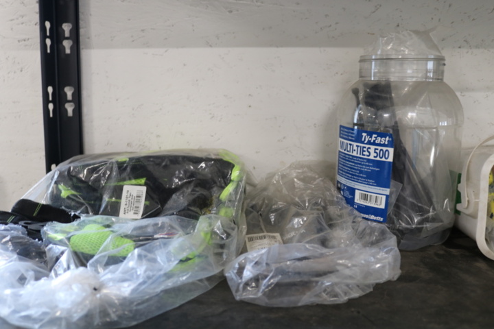 1300520-5 3 Shelves with contents