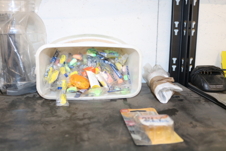 1300520-6 3 Shelves with contents