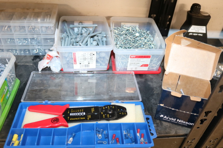 1300520-7 3 Shelves with contents