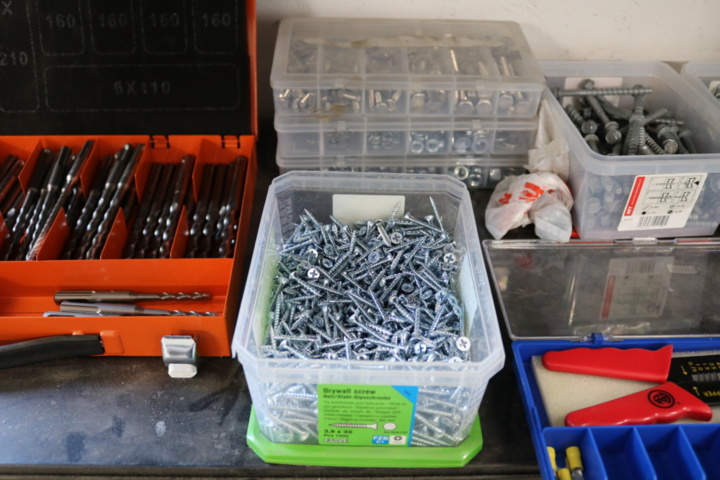 1300520-8 3 Shelves with contents