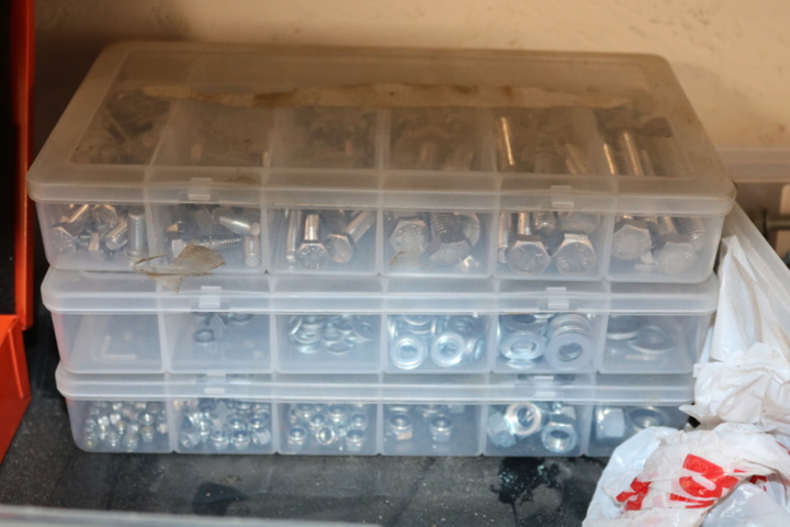 1300520-9 3 Shelves with contents