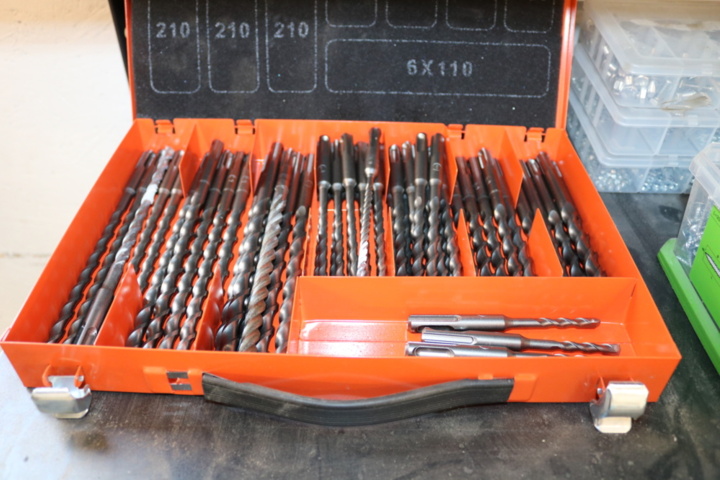 1300520-10 3 Shelves with contents