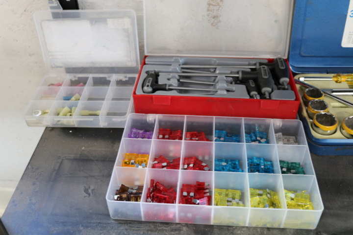 1300520-13 3 Shelves with contents