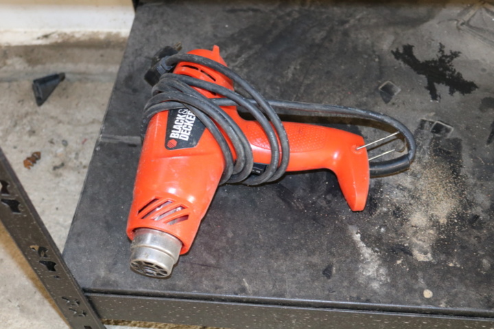 1300520-19 3 Shelves with contents