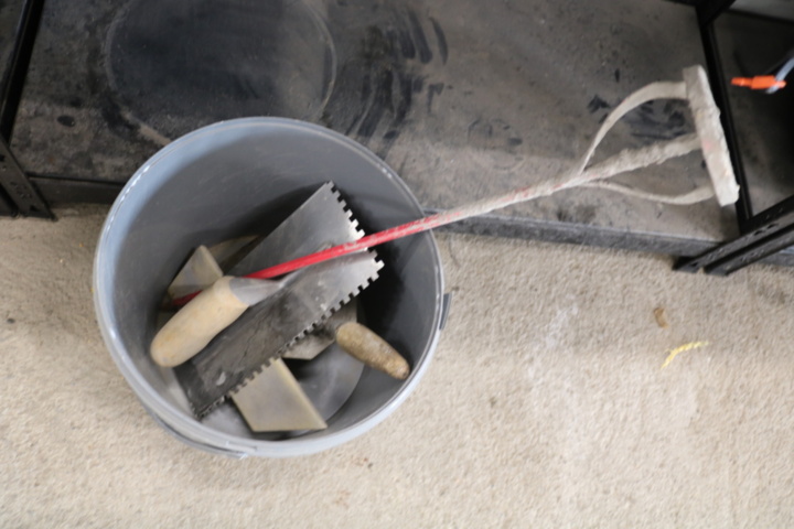 1300520-21 3 Shelves with contents