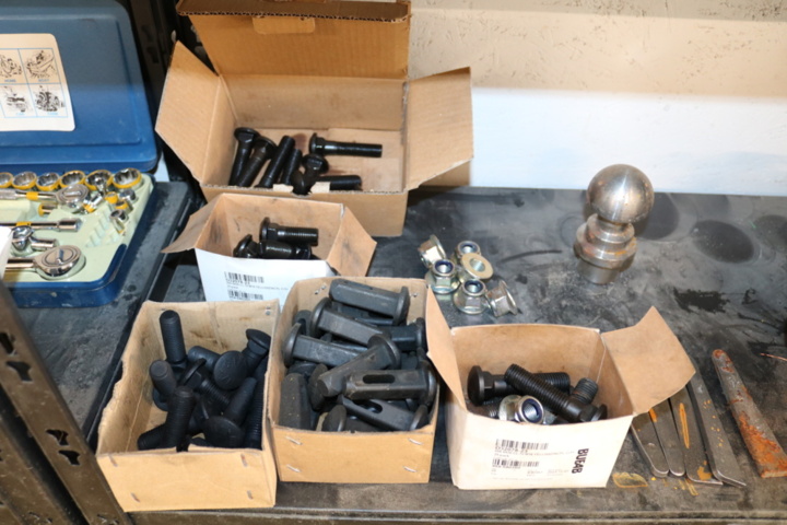 1300520-22 3 Shelves with contents