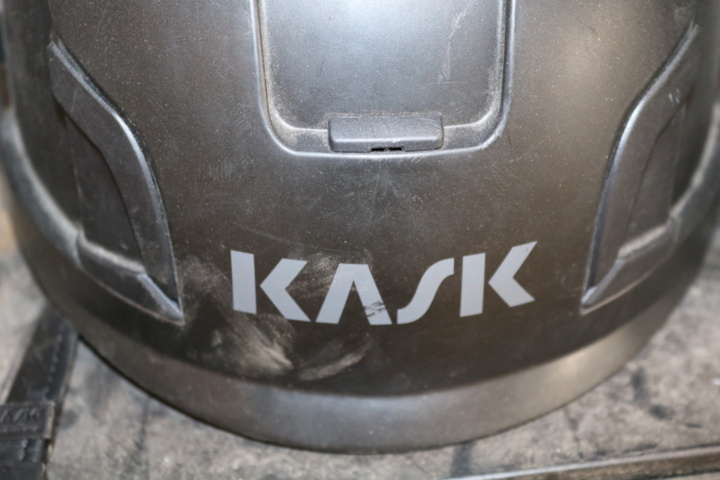 1300520-25 3 Shelves with contents