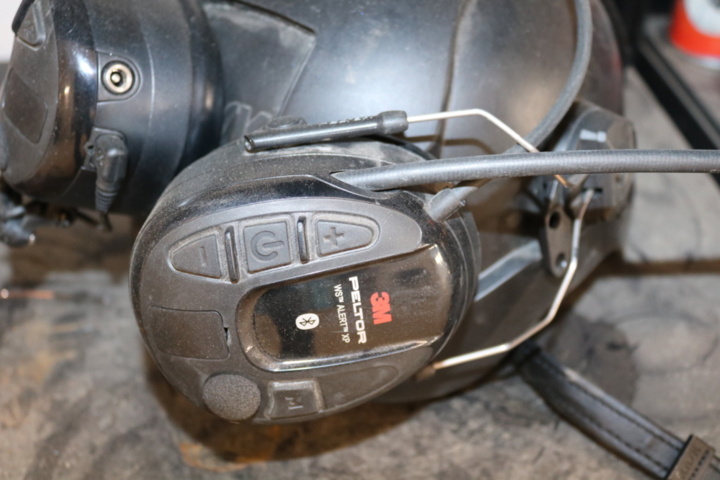 1300520-26 3 Shelves with contents