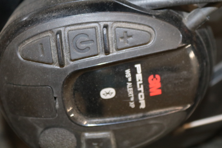 1300520-27 3 Shelves with contents