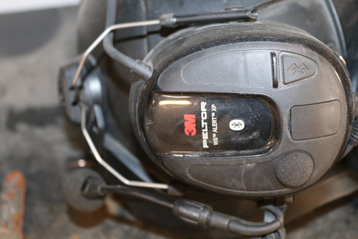 1300520-28 3 Shelves with contents