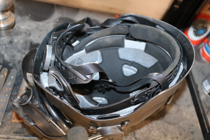 1300520-29 3 Shelves with contents