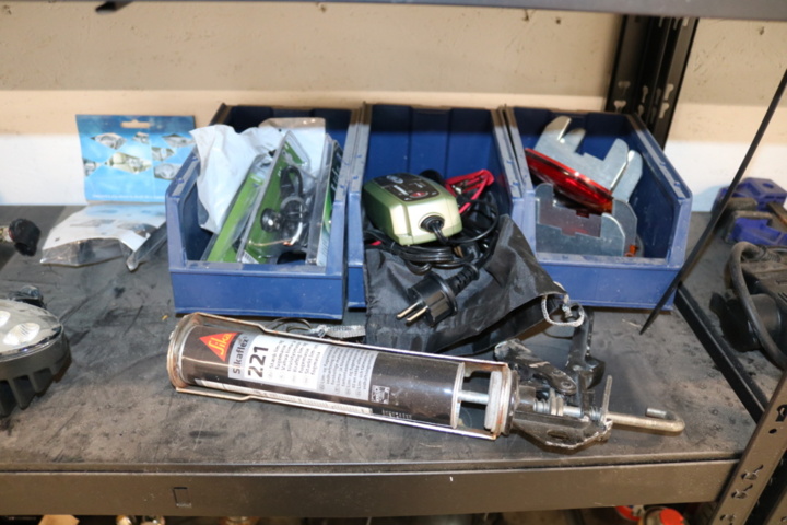 1300520-30 3 Shelves with contents