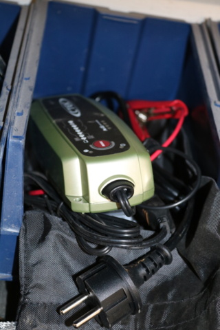 1300520-31 3 Shelves with contents