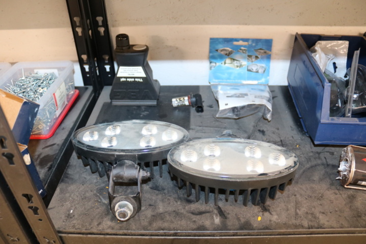 1300520-32 3 Shelves with contents