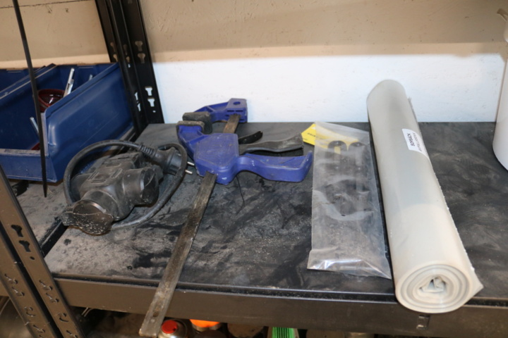 1300520-36 3 Shelves with contents