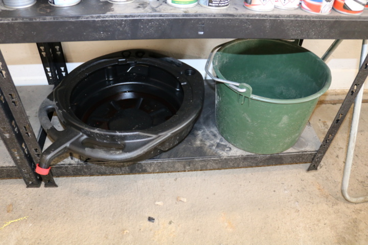 1300520-37 3 Shelves with contents