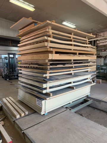 1176354-5 Larger lot with Melamine-coated chipboard and laminated boards.
