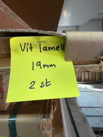 1176354-9 Larger lot with Melamine-coated chipboard and laminated boards.