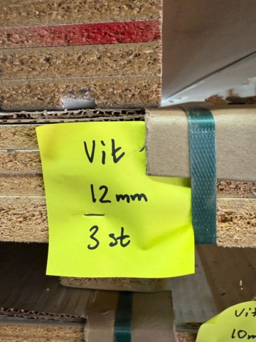 1176354-10 Larger lot with Melamine-coated chipboard and laminated boards.