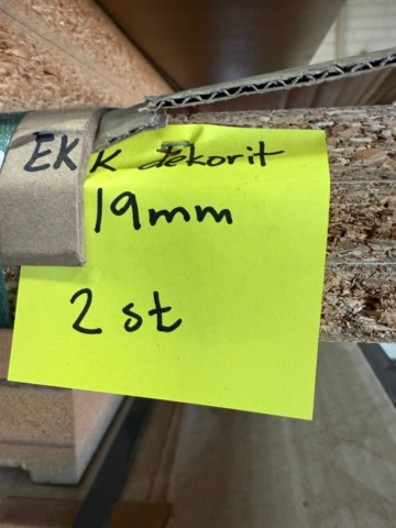 1176354-18 Larger lot with Melamine-coated chipboard and laminated boards.