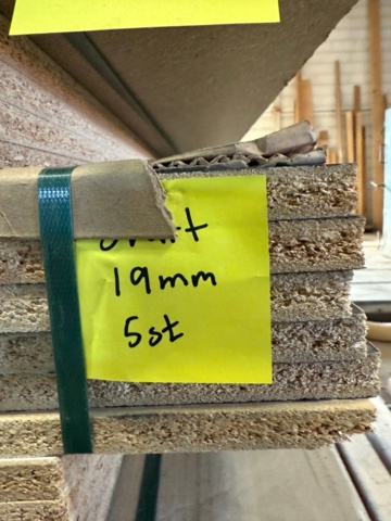 1176354-23 Larger lot with Melamine-coated chipboard and laminated boards.