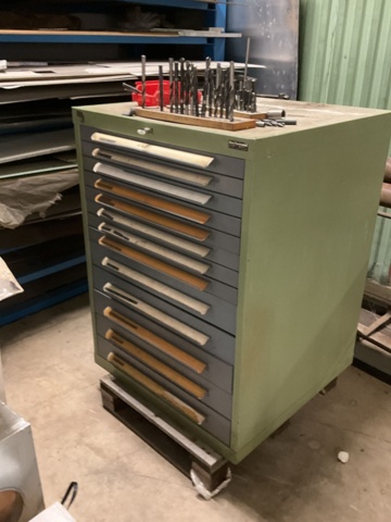 1198340-1 Verktygsskåp med borr och gängtappar