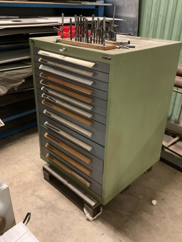 1198340-2 Verktygsskåp med borr och gängtappar