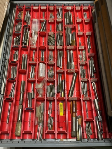 1198340-8 Verktygsskåp med borr och gängtappar