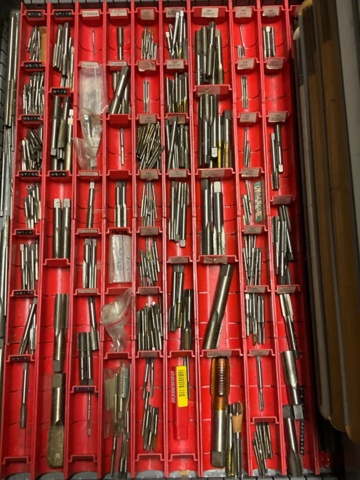 1198340-9 Verktygsskåp med borr och gängtappar