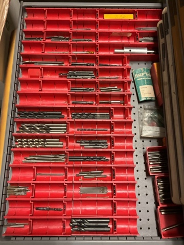 1198340-10 Verktygsskåp med borr och gängtappar