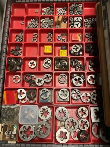 1198340-11 Verktygsskåp med borr och gängtappar