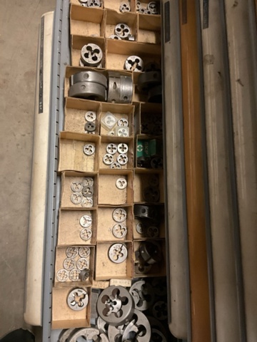 1198340-12 Verktygsskåp med borr och gängtappar